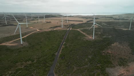 Drohnenaufnahme-Eines-Windparks-An-Einem-Bewölkten-Tag-In-Australien