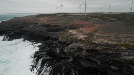 Toma-Panorámica-Aérea-Del-Agua-Del-Océano-Golpeando-La-Costa-De-Cape-Bridgewater,-Australia