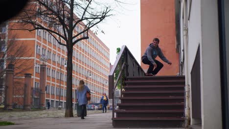 El-Hombre-Muele-Un-Riel-En-Su-Patineta.