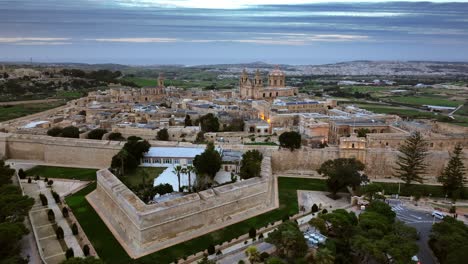 Vista-Aérea-Por-Drones-Del-Casco-Antiguo-Y-El-Castillo-De-Mdina,-Malta