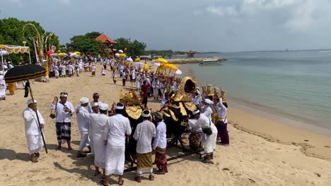 Las-Congregaciones-Religiosas-Hindúes-Balinesas-Realizan-Una-Ceremonia-Melasti,-Antes-Del-Tranquilo-Día-De-Nyepi-En-La-Playa-De-Samuh.