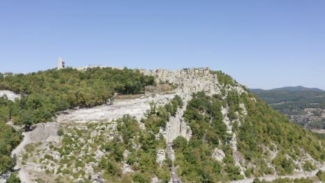 Toma-De-Drones-Acercándose-Al-Antiguo-Monumento-Histórico-De-Perperikon,-Construido-En-Una-Cima-Rocosa,-Ubicado-En-La-Provincia-De-Kardzhali-En-Bulgaria