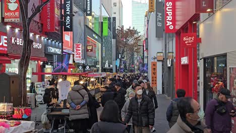 Touristen-Gehen-An-Straßenständen-Auf-Dem-Myeongdong-Markt-In-Seoul-Vorbei