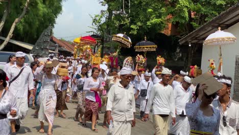 Congregaciones-Religiosas-Hindúes-Procesionan-Hasta-Samuh-Beach-Bali-Para-La-Ceremonia-Melasti,-Antes-Del-Día-Silencioso-De-Nyepi
