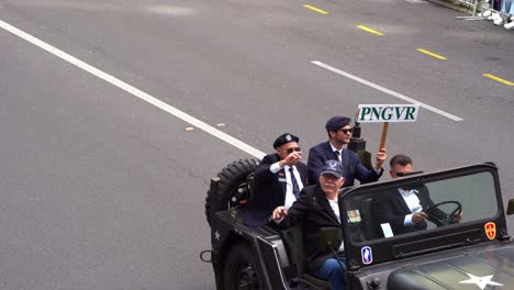 Veteranos-De-La-Unidad-De-Fusileros-Voluntarios-De-Papúa-Nueva-Guinea-Viajando-En-El-Jeep-Del-Vehículo-Militar-Conduciendo-Por-La-Calle-Durante-El-Desfile-Del-Día-De-Anzac-En-La-Ciudad-De-Brisbane.