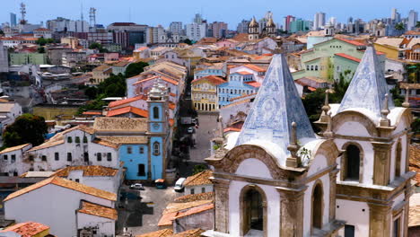 Vista-Aérea-De-Las-Casas-En-El-Barrio-De-Pelourinho-Y-El-Mar-Al-Fondo,-Salvador,-Bahía,-Brasil.