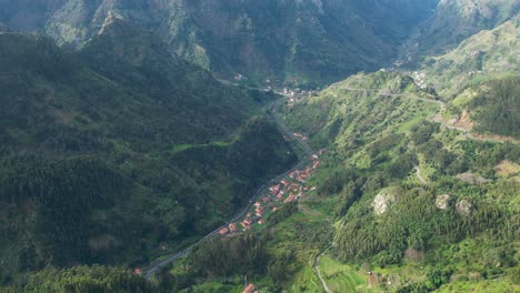 Miradouro-Eira-Do-Serrado-Luftaufnahme-Mit-Blick-Auf-Das-Tal-Des-Nonnenbergdorfes-Auf-Madeira,-Portugal