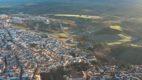 Panoramastadt-Ronda,-Spanien,-Maurisches-Historisches-Dorf-In-Malaga,-Europäisches-Reiseziel,-Maurische-Architektur,-Sonnenschein-über-Grünen-Feldern