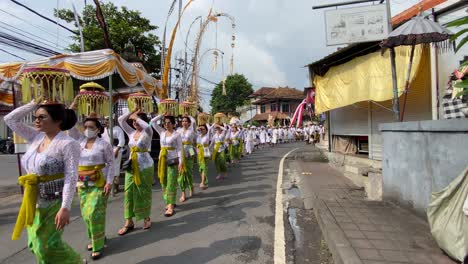 Congregaciones-Religiosas-Hindúes-Procesionan-Hasta-Samuh-Beach-Bali-Para-La-Ceremonia-Melasti,-Antes-Del-Día-Silencioso-De-Nyepi