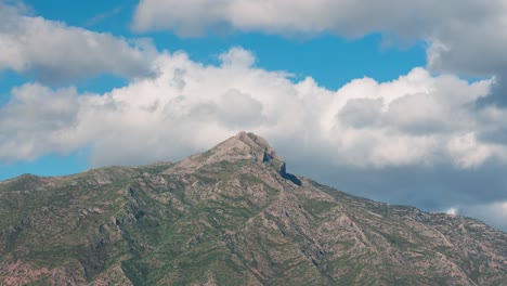 Nubes-Sobre-La-Sierra-Blanca-En-Marbella,-España.