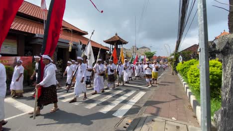 Prozession-Hinduistischer-Religiöser-Gemeinden-Zum-Samuh-Beach-Bali-Zur-Melasti-Zeremonie-Vor-Dem-Stillen-Tag-Von-Nyepi