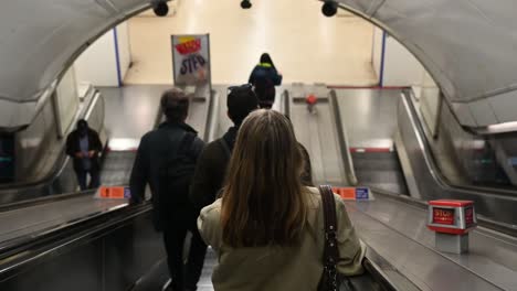 Asegúrese-De-Mantenerse-De-Lado-Cuando-Use-Las-Escaleras-Mecánicas-En-Londres,-Reino-Unido