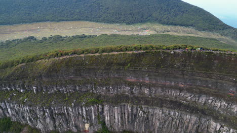 Borde-Del-Cráter-Gunung-Gede-Y-Camping-Valley-Debajo-En-Java-Occidental,-Indonesia