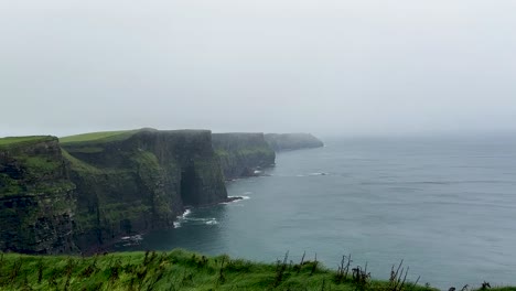 Erleben-Sie-Die-Wilde-Schönheit-Der-Cliffs-Of-Moher-Bei-Stürmischem-Wetter