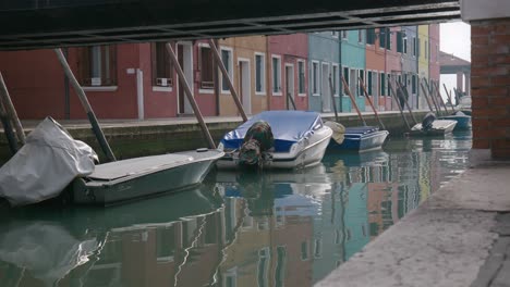Blick-Auf-Den-Kanal-Mit-Festgemachten-Booten-In-Burano,-Venedig,-Italien