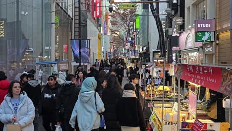 Touristen-Kaufen-Straßenessen-An-Ständen-Auf-Dem-Myeongdong-Markt-In-Seoul---Herauszoomen