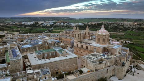 Vista-Aérea-Por-Drones-Del-Casco-Antiguo-Y-El-Castillo-De-Mdina,-Malta