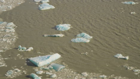 Eis-Schwimmt-Im-Grauen-See-Neben-Dem-Gletscher-Im-Torres-Del-Paine-Nationalpark