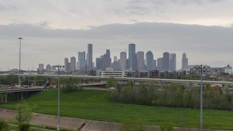 Toma-Aérea-Del-Centro-De-Houston,-Texas,-Desde-El-Parque-En-El-área-De-Historic-Heights-De-Houston.