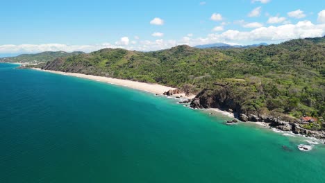 Vista-Por-Drones-De-Una-Playa-Aislada-En-México