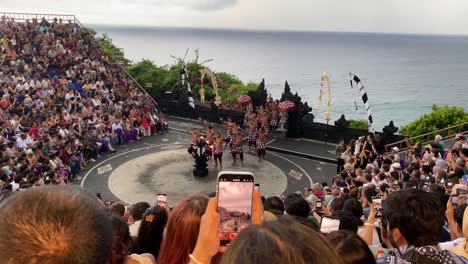 Eine-Große-Menge-Touristen-Sehen-Sich-Eine-Kecak-Tanzvorführung-Im-Uluwatu-Tempel-Auf-Bali,-Indonesien-An