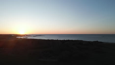 El-Resplandor-Del-Amanecer-Se-Extiende-Lentamente-Por-El-Atlántico-Desde-Ocean-Avenue-En-Newport-Ri