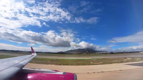 Avión-Wizz-Air-Preparándose-Para-Despegar,-Lapso-De-Tiempo,-Nubes-En-Movimiento,-España