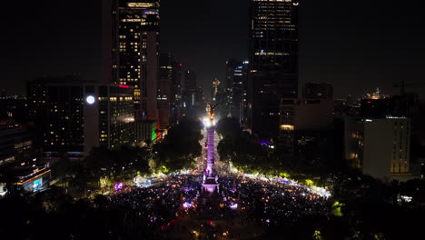 Celebración-De-Año-Nuevo-En-La-Avenida-Reforma,-Noche-En-La-Ciudad-De-México---Vista-Aérea