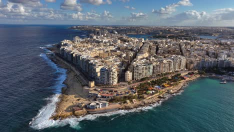 Toma-Aérea-De-Un-Dron-Del-Distrito-De-Sliema-En-Malta-En-Un-Día-Soleado