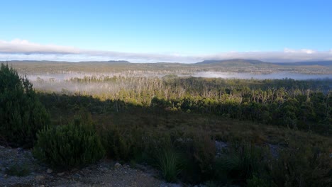Lapso-De-Tiempo-De-Mística-Niebla-Matutina-Volando-Sobre-El-Paisaje-Forestal-De-Tasmania,-Australia