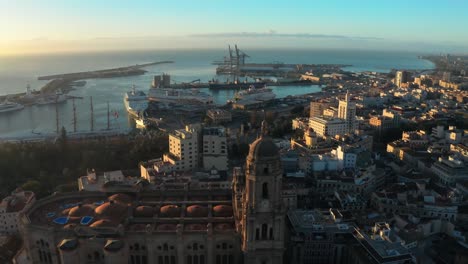 Luftaufnahme-Der-Kathedrale-Und-Des-Panoramahafens-Von-Malaga,-Andalusien,-Spanien,-Stadtgebäude,-Seehafen-In-Der-Skyline-Bei-Sonnenuntergang,-Spanische-Maurische-Altstadt