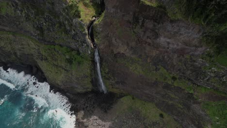 Madeira-Véu-Da-Noiva-Mirador-Vista-Aérea-De-Pájaro-Levantándose-Exuberante-Océano-Atlántico-Rocoso-Cascada-Costera-Acantilado