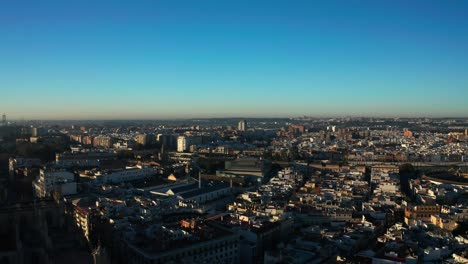 Drohnenpanorama-Der-Stadt-Sevilla-Bei-Sonnenuntergang-In-Andalusien,-Südspanien