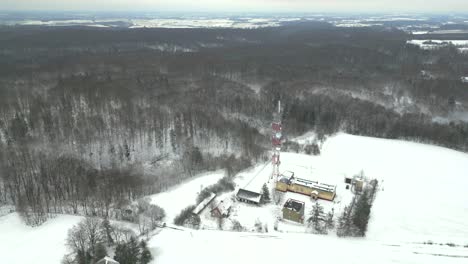 Fernsehantenne-Inmitten-Eines-Gefrorenen-Waldes-Im-Strengen-Winter