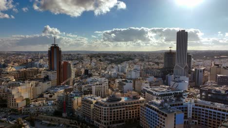 Luftaufnahme-Des-Höchsten-Und-Modernsten-Gebäudes-Der-Insel-Malta,-Mercury-Tower-Und-Portomaso-Business-Tower