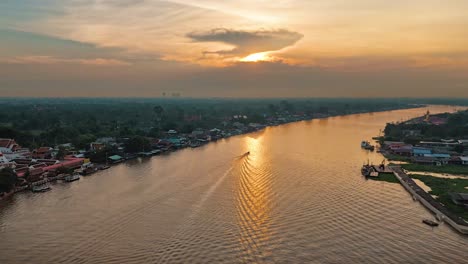 Hyperlapse-Eines-Flusses-In-Der-Nähe-Von-Pakkret,-Thailand-Außerhalb-Von-Bangkok-Bei-Sonnenuntergang