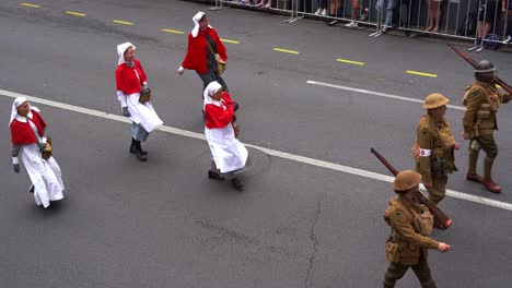 Infanterie-Der-Australischen-Armee,-Soldaten-Mit-Scharfschützengewehr-Marschieren-Die-Straße-Entlang-Und-Nehmen-An-Der-Jährlichen-Traditionellen-Anzac-Day-Parade-In-Der-Stadt-Brisbane-Teil,-Inmitten-Der-Feierlichkeiten-Des-Gedenkens