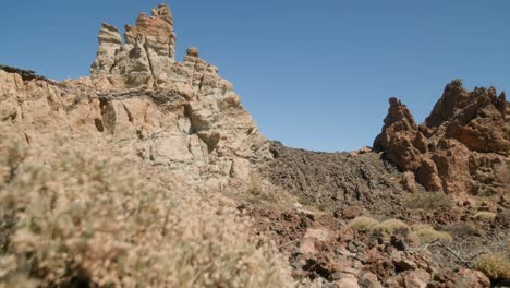 Formaciones-De-Roca-Volcánica-Con-Arbustos-Secos-En-Los-Roques-De-García,-Parque-Nacional-Del-Teide-En-Tenerife,-Islas-Canarias-En-Primavera
