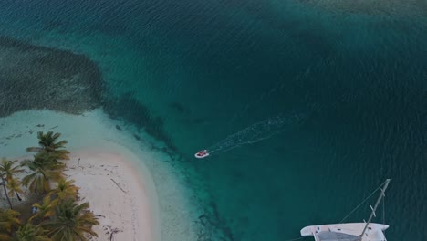 Drohnenaufnahme-Einer-Schlauchbootlandung-Auf-Einer-Abgelegenen-Insel-Im-San-Blas-Archipel,-Panama