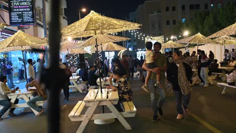 Die-Bewohner-Genießen-Das-Ramadan-Streetfood-Festival,-Während-Sich-Die-Sheikh-Hamdan-Kolonie-Von-Karama-In-Dubai,-Vereinigte-Arabische-Emirate,-Mit-Lichtern-Und-Essensständen-Verwandelt