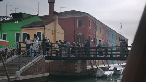 Vibrante-Escena-Del-Puente-De-Burano-Con-Casas-Vívidas-Y-Encanto-Local