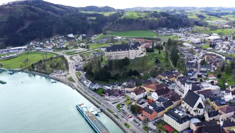 Hermosa-Foto-De-Drone-Del-Pueblo-&quot;grein&quot;-En-Austria