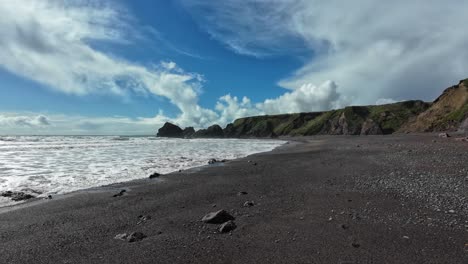 Seascape-Amplia-Playa-De-Guijarros-Y-Espectaculares-Nubes-Y-Cielo-Azul-Playa-Ballydwane-Costa-De-Cobre-Waterford-Irlanda