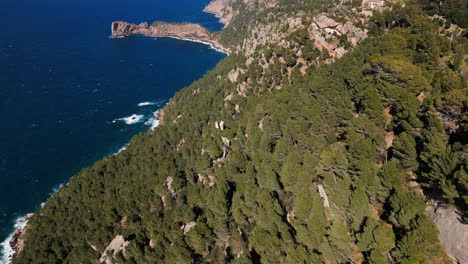 Luftaufnahme-Der-üppigen-Klippen-Und-Des-Meeres-Auf-Mallorca
