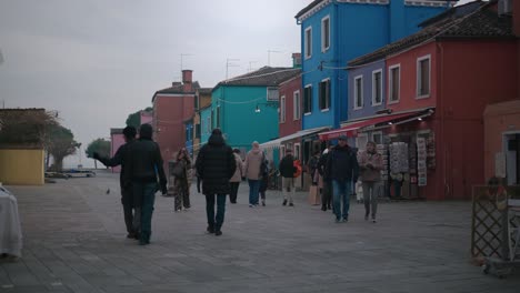 Tourists-strolling-in-colorful-Burano,-Venice-Italy