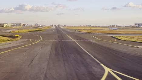 Vista-Aérea-Del-Aterrizaje-Del-Avión-En-El-Aeropuerto-Pearson-De-Toronto-Desde-El-Punto-De-Vista-Del-Pasajero,-Ontario-En-Canadá