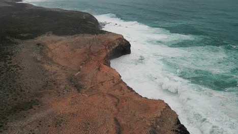 Luftaufnahme-Der-Gezeiten,-Die-Auf-Die-Anhöhe-Treffen-Und-Wellen-In-Cape-Bridgewater,-Australien-Bilden