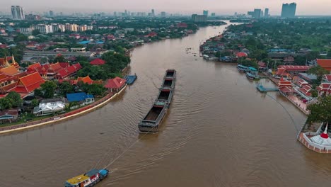 Timelapse-Sobre-El-Río-Chaopraya-Cerca-De-La-Isla-Koh-Kret-Fuera-De-Bangkok,-Tailandia,-Con-Vistas-A-Edificios,-árboles,-Templos-Y-Vida-En-El-Río.