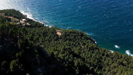 Vista-Aérea-De-La-Escarpada-Costa-De-Mallorca-Con-Un-Frondoso-Bosque