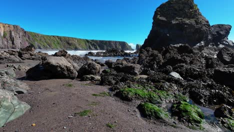 Seascape-Algas-Playa-Rocosa-Y-Cielo-Azul-Ballydwane-Waterford-Irlanda